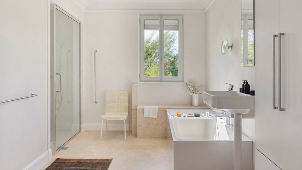Baignoire à porte avec siège intégré dans une salle de bain adaptée