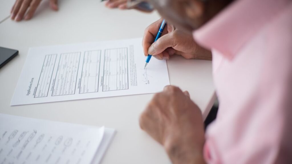 Senior remplissant un formulaire administratif