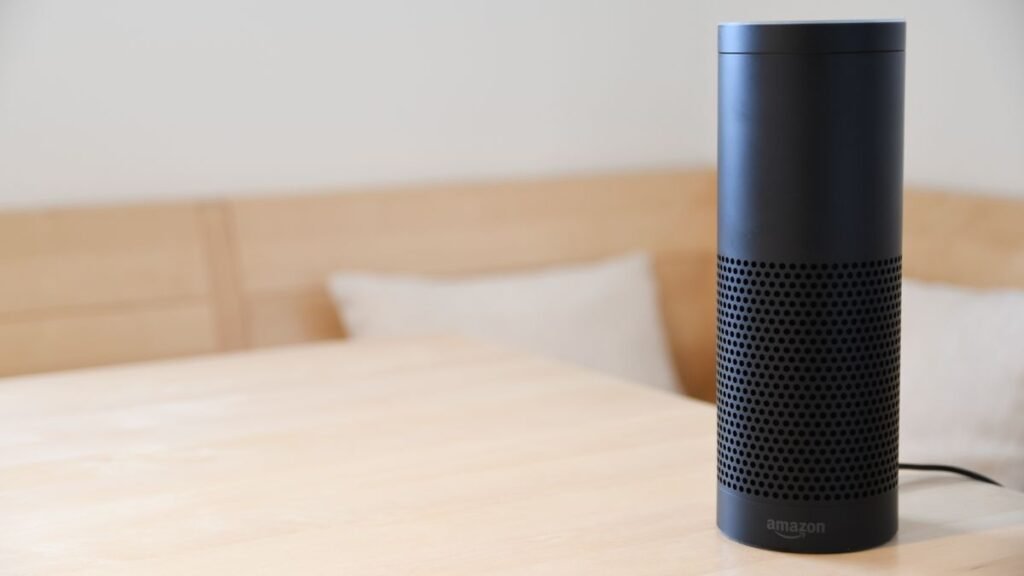 Enceinte connectée posée dans une chambre