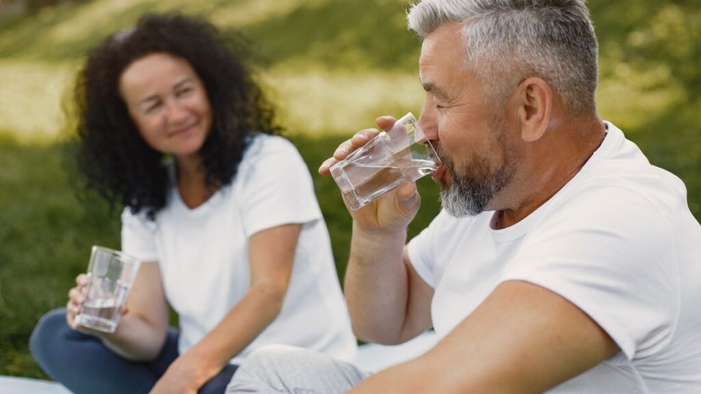Seniors s'hydratant pendant une forte chaleur