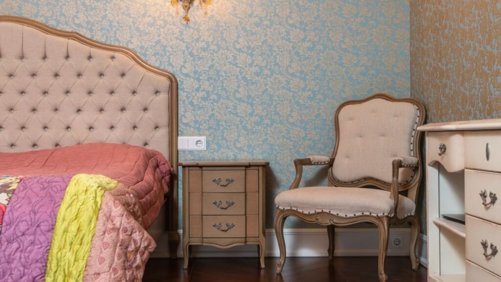 Chaise percée réglable dans une chambre