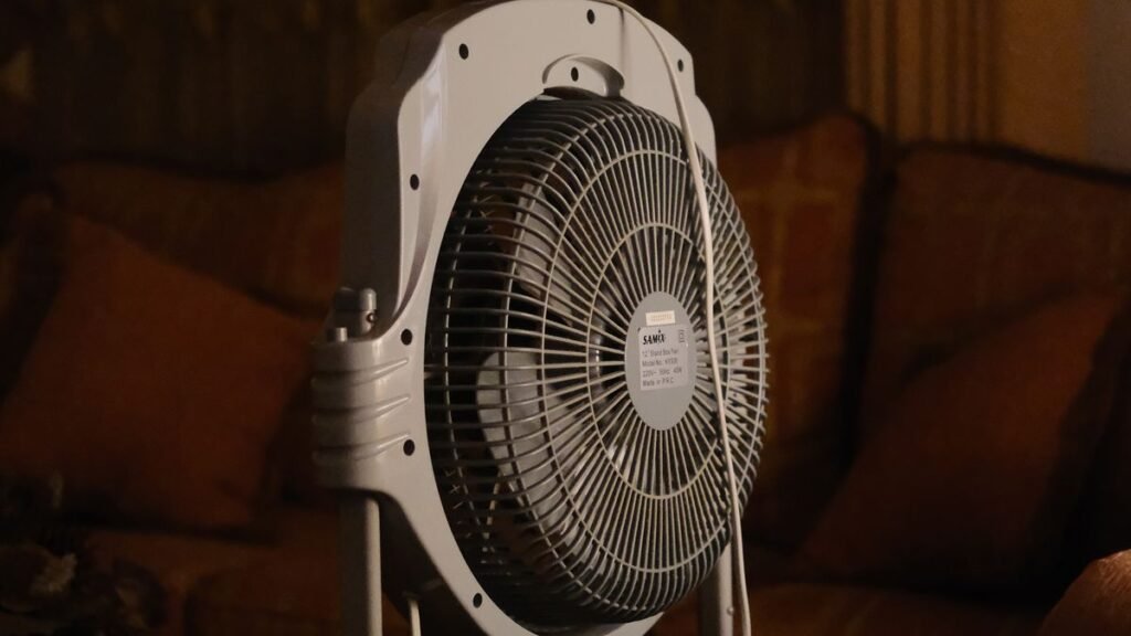 Ventilateur électrique dans une pièce en été