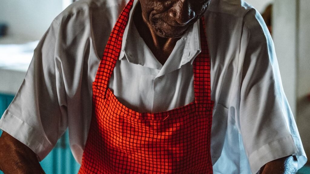 Senior cuisinant dans sa cuisine