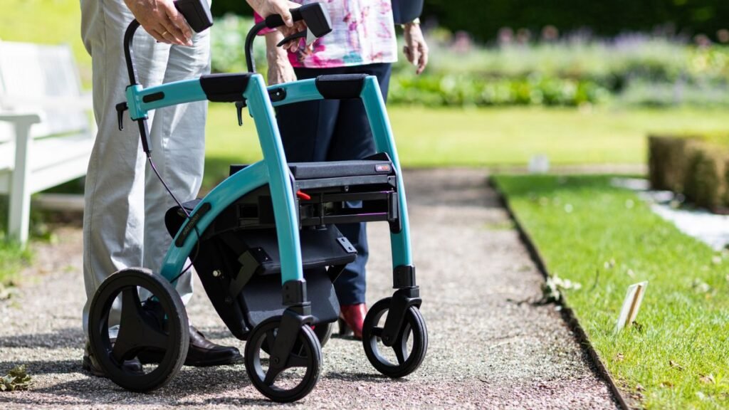Seniors marchant avec un déambulateur dans un parc