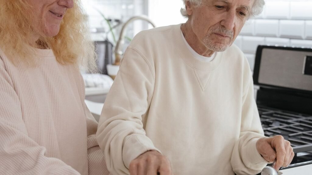 Repas équilibré préparé par un couple de seniors