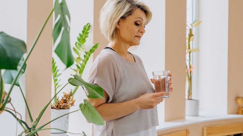 Verre d'eau et hydratation adaptée pour senior