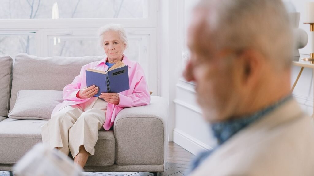 Senior installé dans un salon bien aménagé