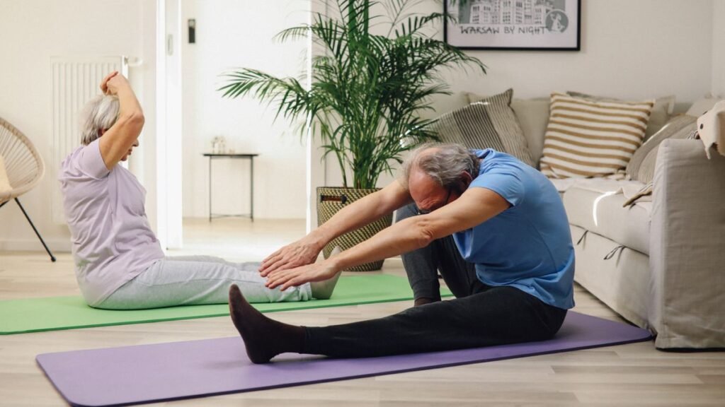 Seniors faisant des exercices doux à domicile