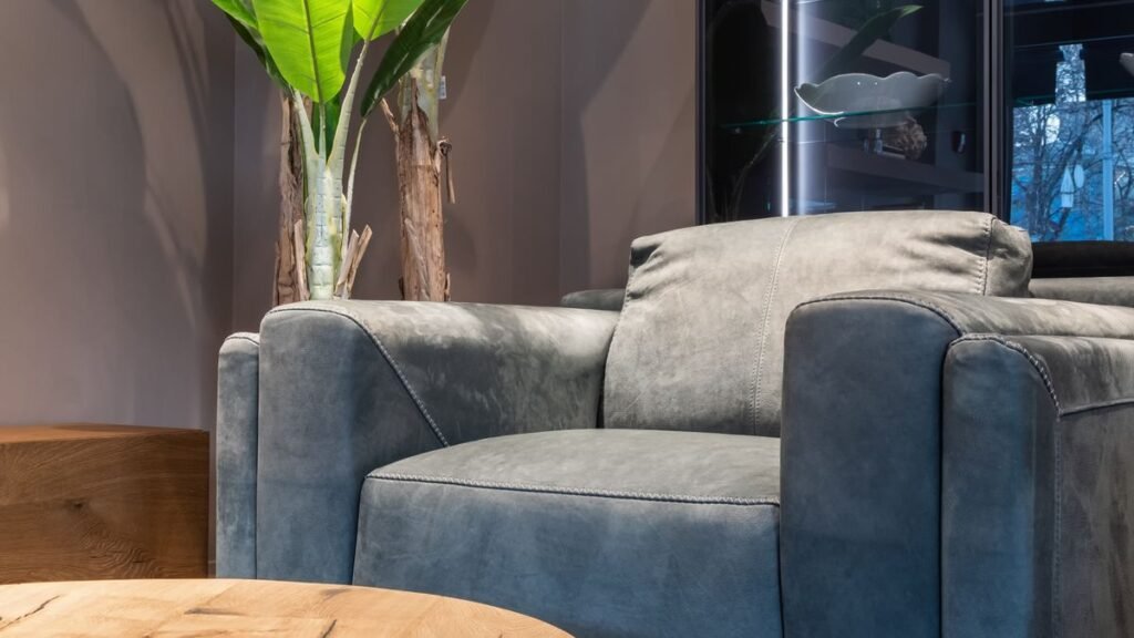 Fauteuil confortable dans un salon chaleureux