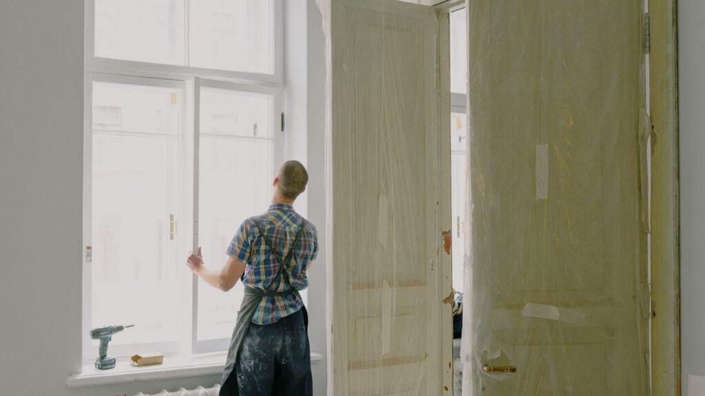 Artisan réalisant des travaux d'adaptation du logement