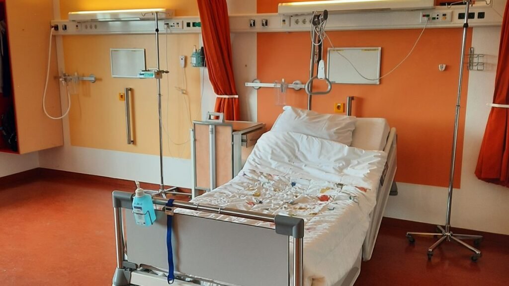 Matelas anti-escarres sur un lit médicalisé