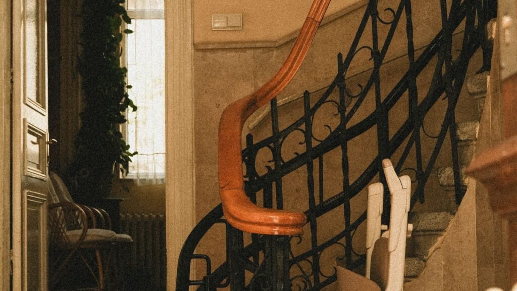 Escalier d'une maison à équiper d'un monte-escalier