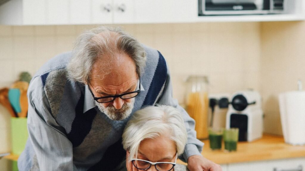 Couple de seniors comparant des garanties de mutuelle