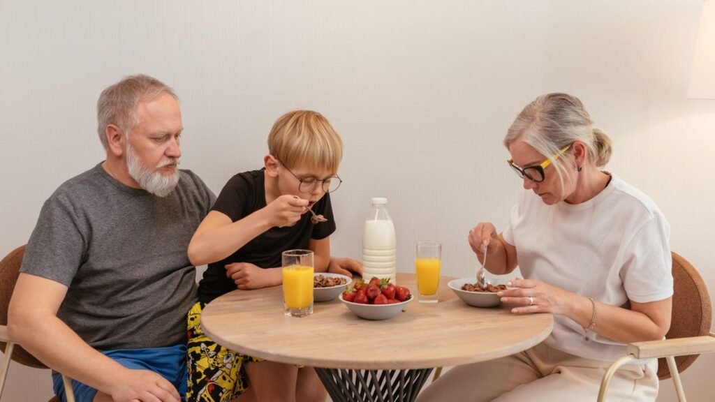 Senior partageant un repas convivial en famille
