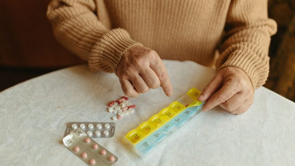 Pilulier semainier ouvert avec comprimés