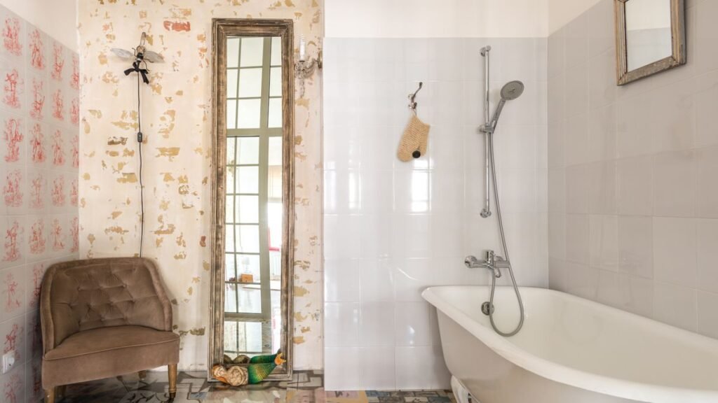 Siège de douche installé dans une salle de bain