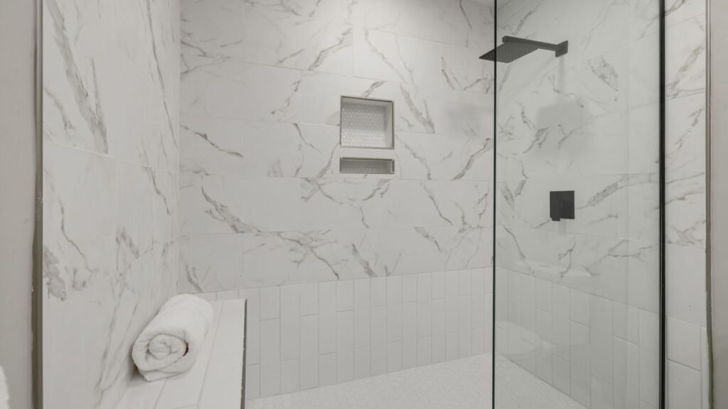 Douche accessible équipée d'un siège