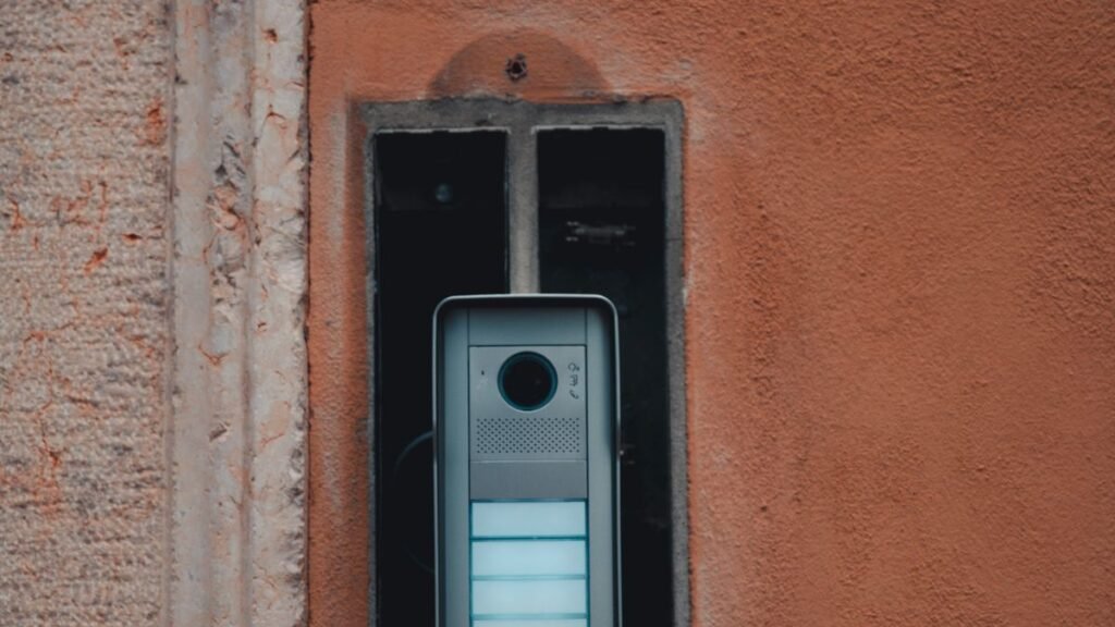 Sonnette vidéo à l'entrée d'une maison