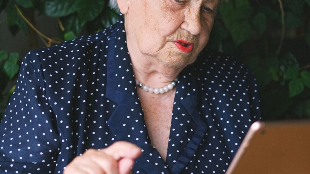 Femme âgée utilisant une tablette tactile