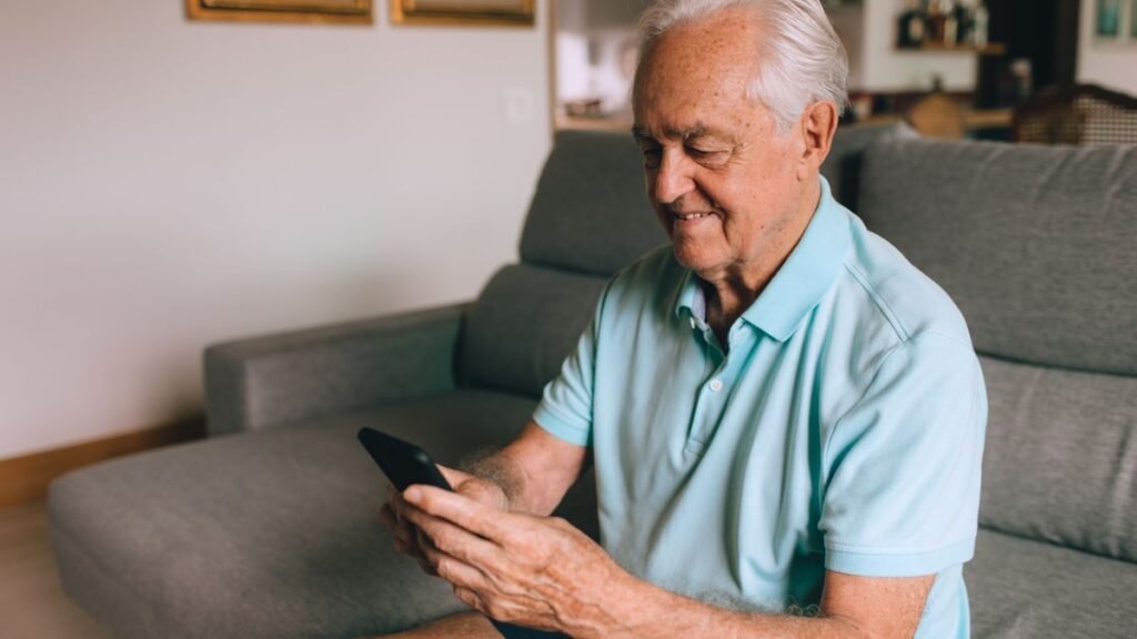 Senior utilisant un smartphone simplifié