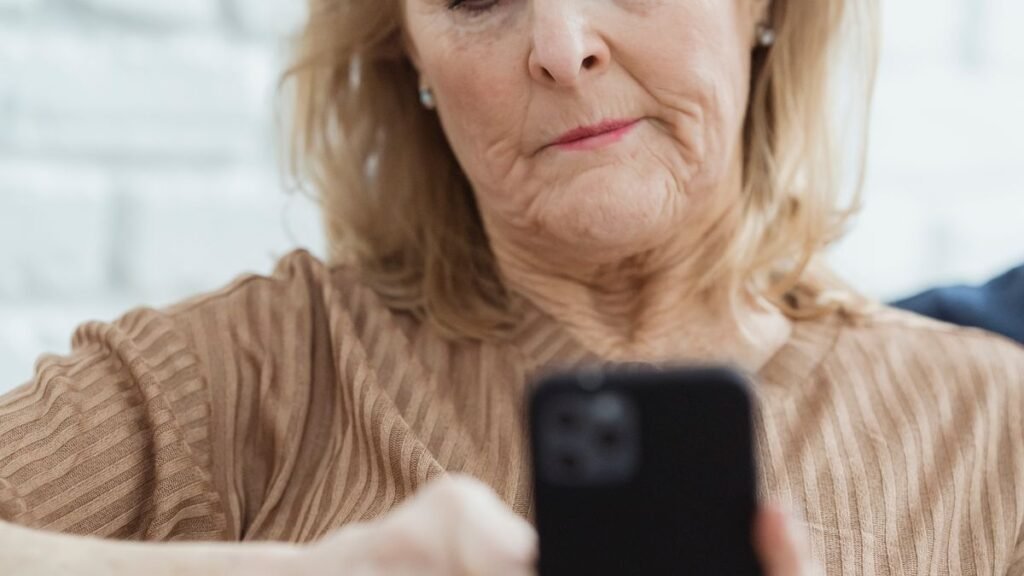 Senior utilisant un téléphone adapté
