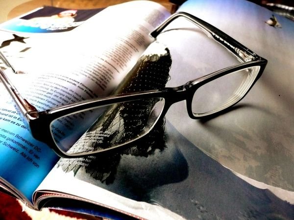 Lunettes de vue posées sur un livre